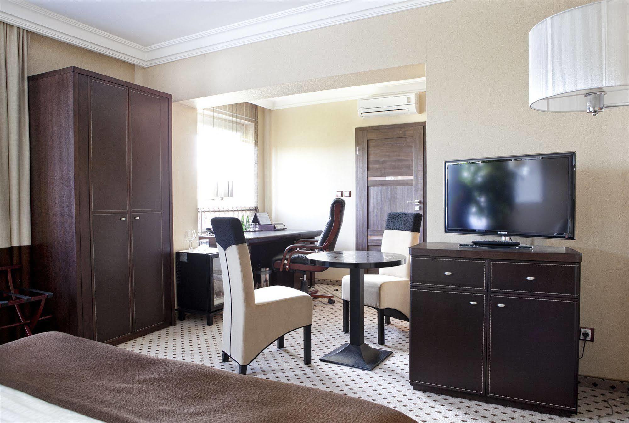 M Hotel Сосновец Экстерьер фото